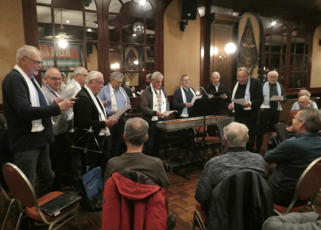 Henny muzikaal onthaald op repetitie

