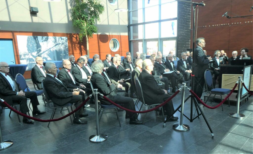 Muzikale aubade aan gedecoreerden groot succes
