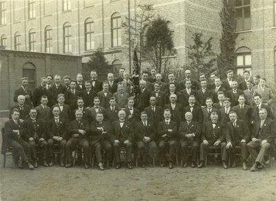 vriendenkoor_1925 1925
Het zilveren jubileum werd gevierd met een internationaal concours te Echt, waaraan 15 verenigingen en 21 gezelschappen deelnamen. Er werd een 2e prijs behaald. Ook werd dat jaar een 2-daagse reis gemaakt langs de Rijn, via Düsseldorf, Köln en Köningswinter.