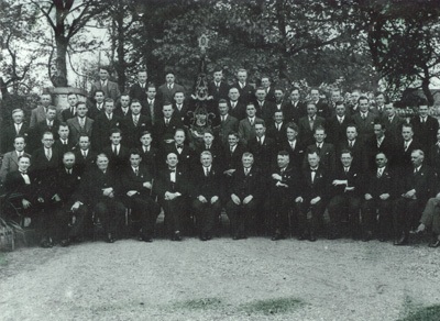 vriendenkoor_1937 1937
Dr. P.H. van Kempen vierde dit jaar zijn zilveren voorzitters jubileum en werd tevens benoemd tot voorzitter van de Midden-Limburgse Bond van Zangverenigingen. Ook werd datzelfde jaar bestuurslid Bair Smeets prins carnaval van het “Aesterrijk” Echt, Pey en gehuchten.