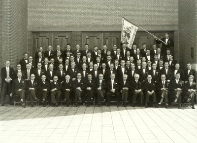 vriendenkoor_1970 1970
Dirigent Jac. Smeets uit Echt wordt opgevolgd door de nog zeer jeugdige en talentvolle dirigent Jan Teuwen uit Posterholt.