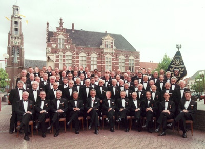 vriendenkoor_2000 2000
Vriendenkoor viert haar 100 jarig jubileum op grootse wijze. Op 14 januari is er een Pontificale H. Mis in de parochiekerk van de H. Landricus met als hoofdcelebrant Frans Wiertz, de Bisschop van Roermond. Aansluitend is er in Theaterhotel de Oranjerie een dinerdansant.
Op 15 april is er in Broen café Loek Willems een Reünie voor oud leden, een receptie in de Burgerhal van het gemeentehuis en de presentatie van het jubileumboek “100 jaar Vriendenkoor”. Auteur van dit unieke werk is dr. W.F.A. Heemskerk, oud burgemeester van Echt en erelid van Vriendenkoor. De vormgeving en lay-out zijn van de hand van secretaris Wiel Maessen. Op 20 mei was er in de sporthal In de Bandert het Bavaria Top-classicconcert m.m.v. Zangvereniging Vriendenkoor Echt, Koninklijke Harmonie St. Caecilia Echt en Fanfare St. Joseph uit Pey. In oktober werd er een 5 daagse concertreis ondernomen naar het Zuidduitse Regensburg.
Het hoogtepunt van dit jubileumjaar was ongetwijfeld de uitvoering van de opera Nabucco van Verdi in de Oranjerie te Roermond met medewerking van het Limburgs Symfonieorkest en vijf solisten t.w. Brigitte de Poorter (Sopraan), Irene Pieters (Mezzo Sopraan), Harrie Peters (Bas), Leo Geers (Bariton) en Alex Grigorev (tenor). De presentatie van de avond was in handen van Len van Schaik. De 800 beschikbare kaarten waren binnen 10 dagen uitverkocht.
Tot slot was er op 26 december het traditionele kerstconcert in de Landricuskerk m.m.v.een koperensemble.