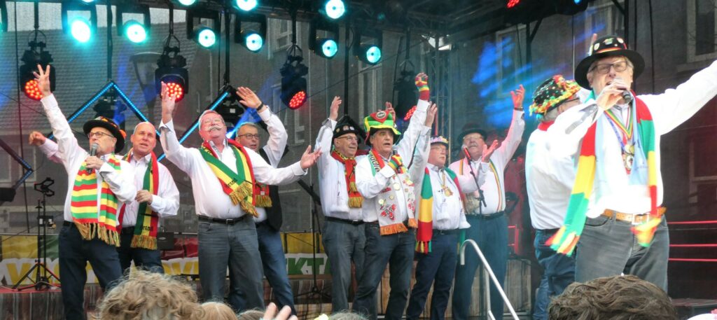 P1110681-2 Jongès van de Zank, een succes op het platsspektakel