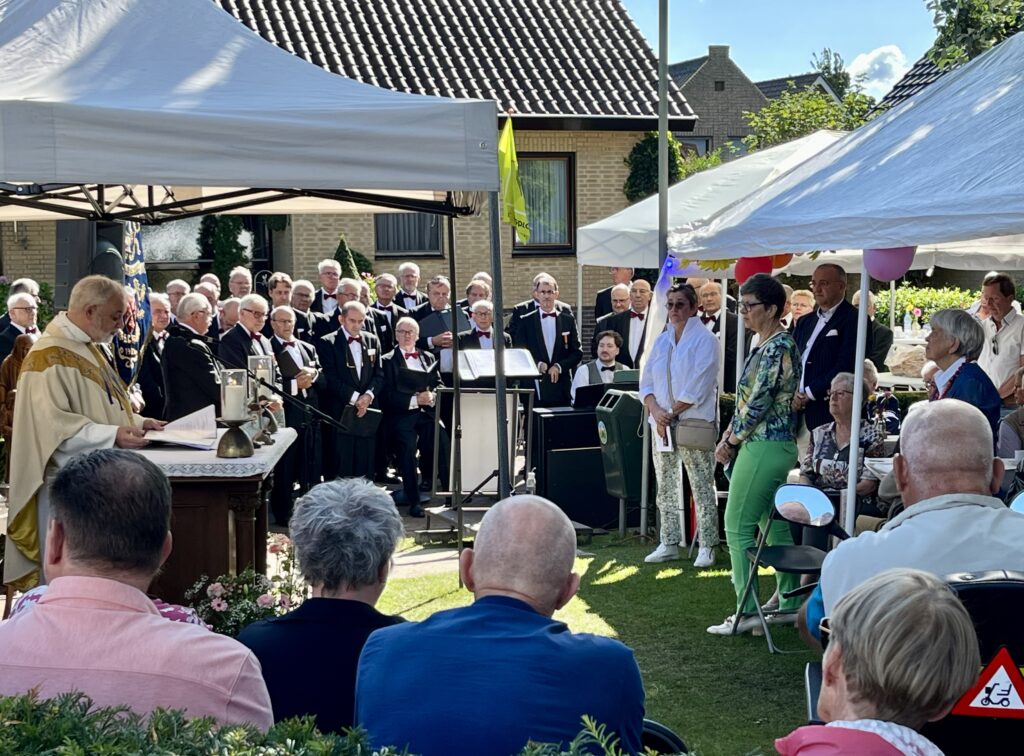 Annamis 25082024 01 Vriendenkoor zong in de Sint Anna mis