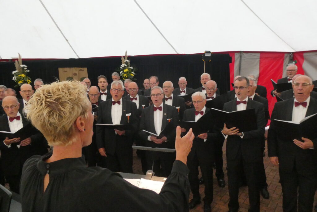 P1890470 Vriendenkoor zingt mis tijdens het Octaaf van Schilberg
